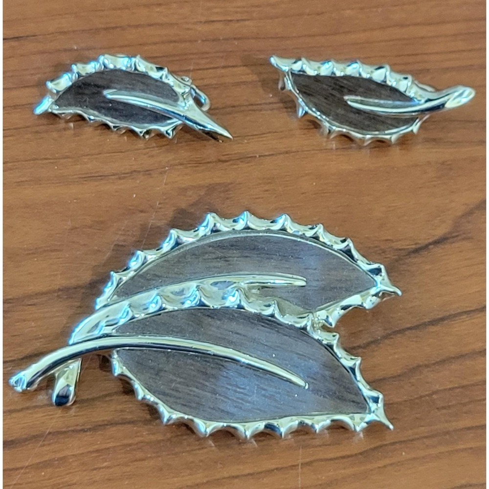 Sarah Coventry Vintage Wooded Beauty Leaf Brooch Clip On Earrings Set 1968